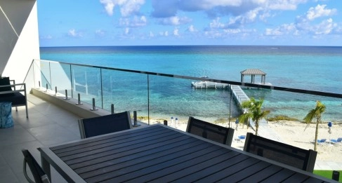 Rum Point Club - Enormous Width on Beachfront