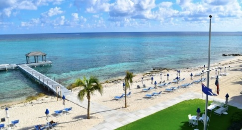 Rum Point Club - Enormous Width on Beachfront