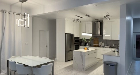 "Hideaway Hill" Lush Modern Elegance close to sea access