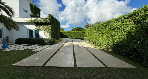"Hideaway Hill" Lush Modern Elegance close to sea access