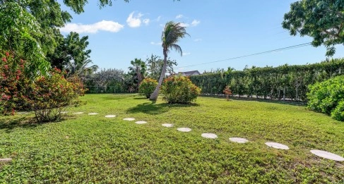 Development Opportunity Detached Home on 1 Acre in Spotts