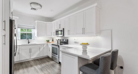 7 SNUG HARBOUR VILLAS | UPDATED 2‑BED, 2.5‑BATH IN A PRIME SEVEN MILE BEACH CORRIDOR COMMUNITY