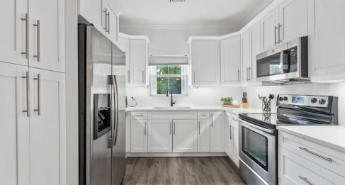 7 SNUG HARBOUR VILLAS | UPDATED 2‑BED, 2.5‑BATH IN A PRIME SEVEN MILE BEACH CORRIDOR COMMUNITY