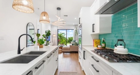 23 ALLURE | EXCEPTIONAL WATERFRONT 2-BED UNIT WITH A HIGHLY MODIFIED LAYOUT