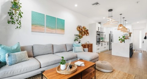 23 ALLURE | EXCEPTIONAL WATERFRONT 2-BED UNIT WITH A HIGHLY MODIFIED LAYOUT