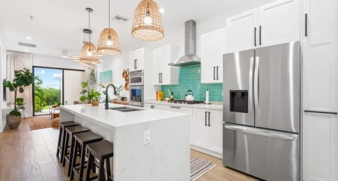 23 ALLURE | EXCEPTIONAL WATERFRONT 2-BED UNIT WITH A HIGHLY MODIFIED LAYOUT