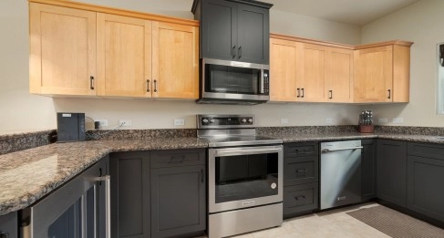 SPACIOUS 3 BED + DEN TOWNHOME AT L'AMBIENCE